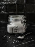 Contenedor con tapa en vidrio para sal. Tiene cierre de ajuste hermético para preservar mejor su contenido.
Cuenta con una capacidad de 600ml. 